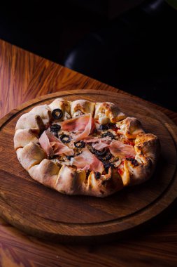 Ev yapımı yumurtalı, jambonlu, peynirli ve mantarlı pizza.