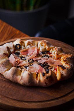 Ev yapımı yumurtalı, jambonlu, peynirli ve mantarlı pizza.