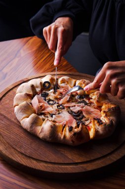 Ev yapımı yumurtalı, jambonlu, peynirli ve mantarlı pizza.