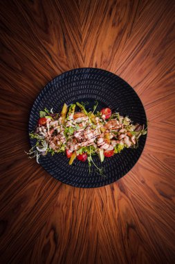 Avokado ve kremalı soslu karides salatası.