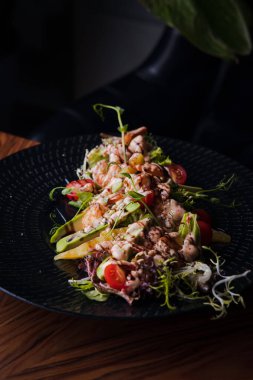 avokadolu salata ve kremalı soslu karides.