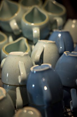 Kil mavisi bardakların yakın görüntüsü