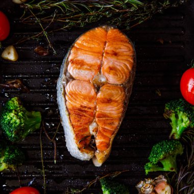 Yakından bakınca ızgara sebzeli somon bifteği.