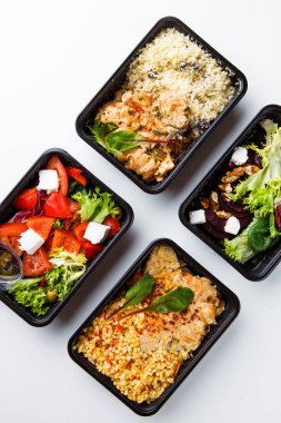 Tek kullanımlık sofra takımında farklı sağlıklı yiyeceklerin üst görünümü