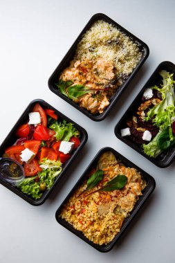 Tek kullanımlık sofra takımında farklı sağlıklı yiyeceklerin üst görünümü