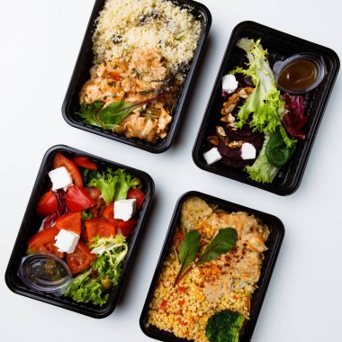 Tek kullanımlık sofra takımında farklı sağlıklı yiyeceklerin üst görünümü