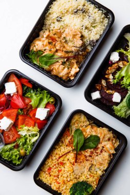 Tek kullanımlık sofra takımında farklı sağlıklı yiyeceklerin üst görünümü