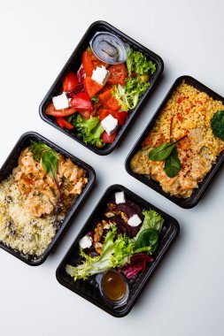 Tek kullanımlık sofra takımında farklı sağlıklı yiyeceklerin üst görünümü