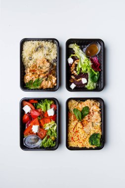 Tek kullanımlık sofra takımında farklı sağlıklı yiyeceklerin üst görünümü