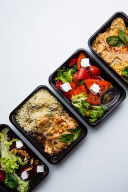 Tek kullanımlık sofra takımında farklı sağlıklı yiyeceklerin üst görünümü