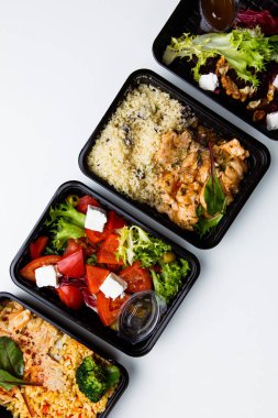 Tek kullanımlık sofra takımında farklı sağlıklı yiyeceklerin üst görünümü