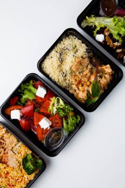 Tek kullanımlık sofra takımında farklı sağlıklı yiyeceklerin üst görünümü