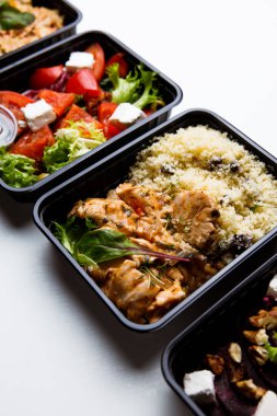 Tek kullanımlık sofra takımında farklı bir sağlıklı yiyeceğin yakın plan görüntüsü