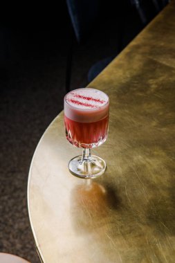 Tahta masadaki kırmızı biberli taze pembe kokteyl. 