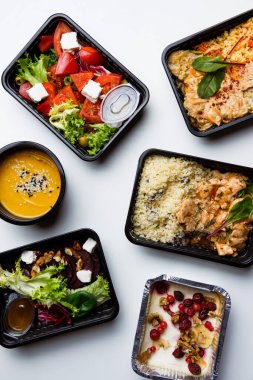 Tek kullanımlık sofra takımında farklı sağlıklı yiyeceklerin üst görünümü