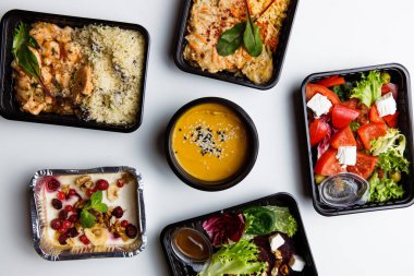 Tek kullanımlık sofra takımında farklı sağlıklı yiyeceklerin üst görünümü