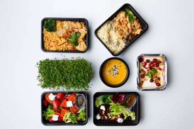 Tek kullanımlık sofra takımında farklı sağlıklı yiyeceklerin üst görünümü