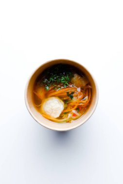 Kağıt bardakta sebze çorbası.