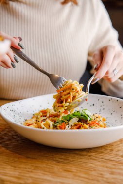 Yakın plan karides ve peynirli spagetti manzarası