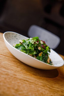 Biftek parçalı taze ıspanak salatasının yakın plan görüntüsü