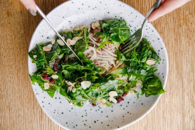 Biftek parçalı taze salatanın yakın plan görüntüsü