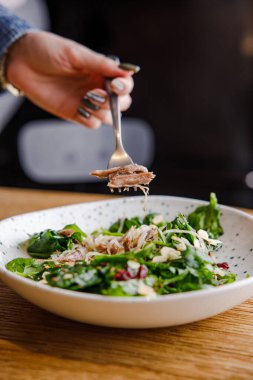 Biftek parçalı taze salatanın yakın plan görüntüsü