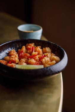 Kırmızı biberli ve limonlu deniz tarağı yakın plan görüntüsü.