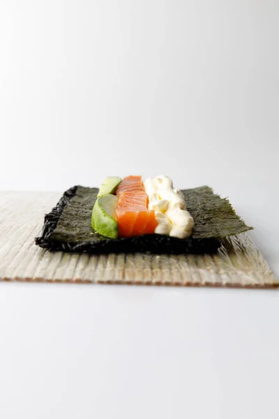 Vedere Închidere Preparatului Sushi Izolat Fundal Alb — Fotografie, imagine de stoc