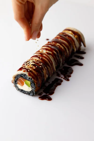 Uramaki Jepang Dengan Saus Teriyaki Terisolasi Latar Belakang Putih — Stok Foto