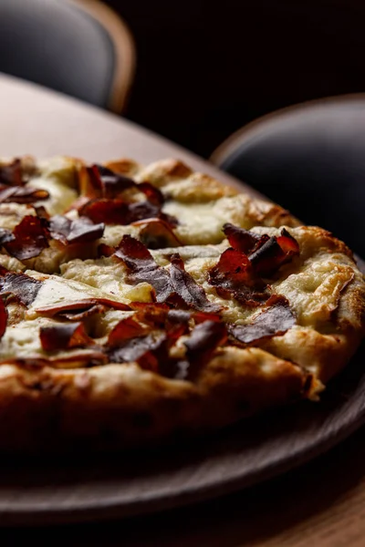 Nahaufnahme Von Hausgemachter Pizza Mit Schinken — Stockfoto