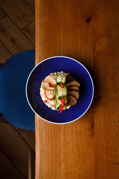 Puncak Tampilan Olivier Salad Dihias Dengan Irisan Ham Piring — Stok Foto