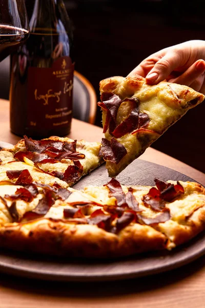 Close Seup View Dari Pizza Buatan Sendiri Dengan Ham — Stok Foto