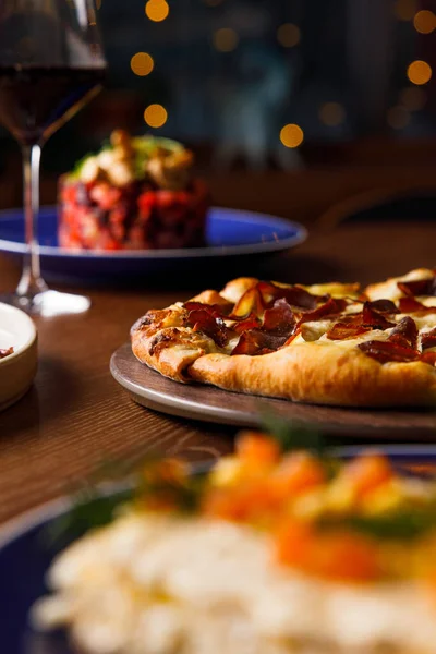 Close Seup View Dari Pizza Buatan Sendiri Dengan Ham — Stok Foto