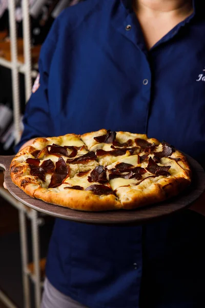 Primo Piano Una Persona Che Tiene Una Pizza Fatta Casa — Foto Stock