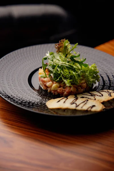 Vue Rapprochée Salade Fraîche Aux Légumes Crevettes Sur Plaque Noire — Photo