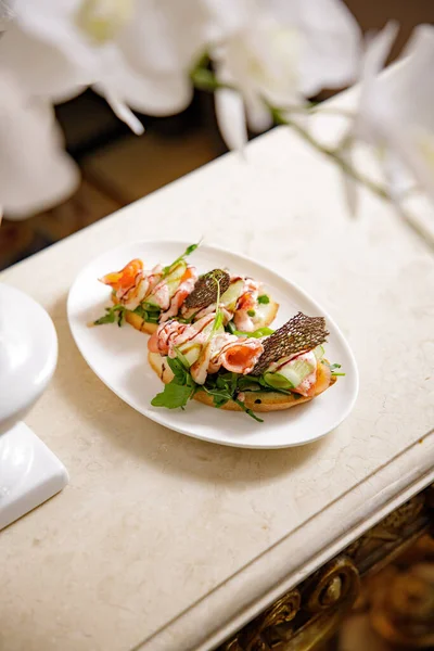 Vista Cerca Bruschetta Con Salmón Salsa Verduras Plato Blanco — Foto de Stock