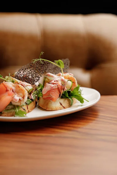 Vista Cerca Bruschetta Con Salmón Salsa Verduras Plato Blanco — Foto de Stock