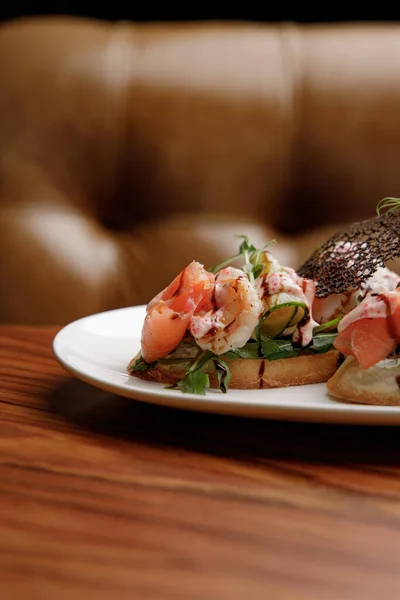 Pandangan Closeup Dari Bruschetta Dengan Salmon Saus Dan Sayuran Piring — Stok Foto
