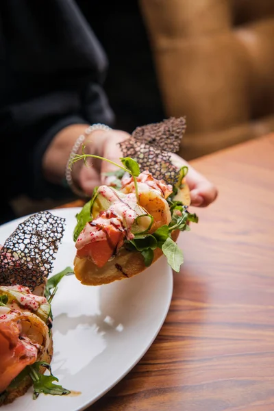 Pandangan Closeup Dari Bruschetta Dengan Salmon Saus Dan Sayuran Piring — Stok Foto