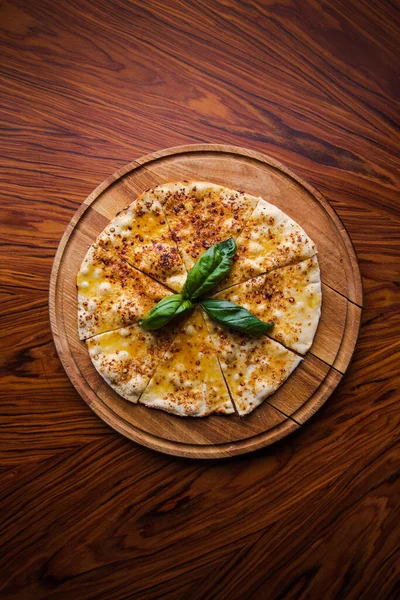 Nahaufnahme Von Hausgemachten Pitas Mit Käse Auf Holztisch — Stockfoto