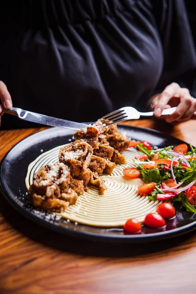 Vista Cerca Ensalada Fresca Con Trozos Carne Res — Foto de Stock