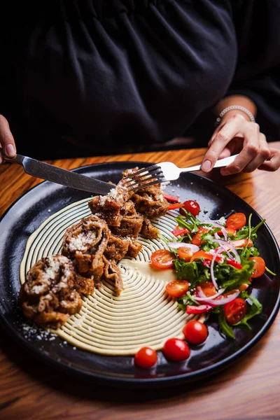 Vista Cerca Ensalada Fresca Con Trozos Carne Res — Foto de Stock