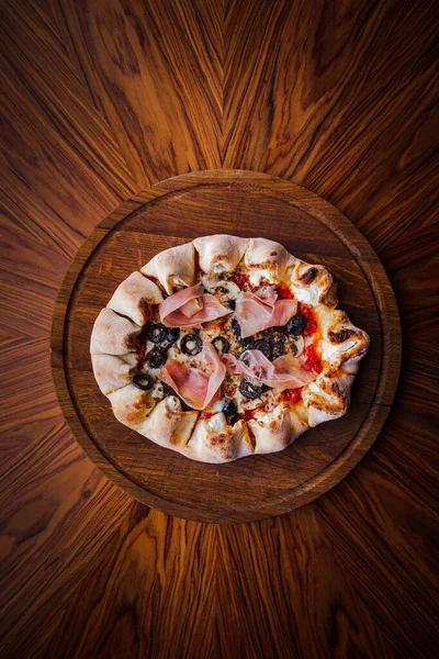 Blick Von Oben Auf Hausgemachte Pizza Mit Und Schinken Käse — Stockfoto