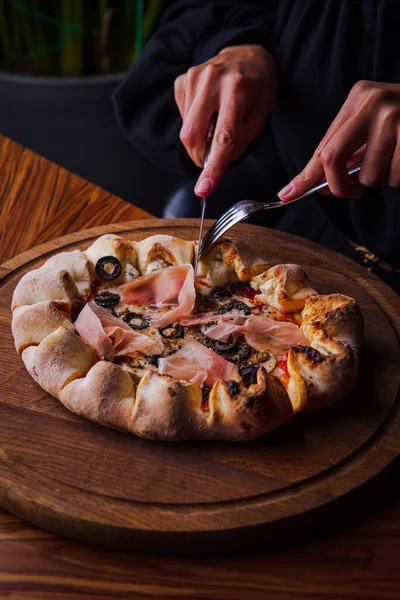 Primo Piano Vista Della Pizza Fatta Casa Con Uova Prosciutto — Foto Stock