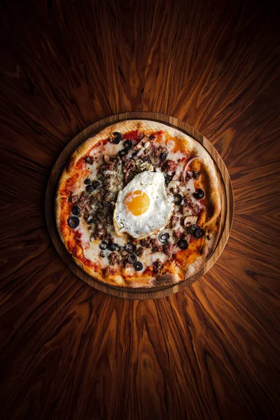 Top View Pizza Buatan Sendiri Dengan Telur Dan Daging Keju — Stok Foto