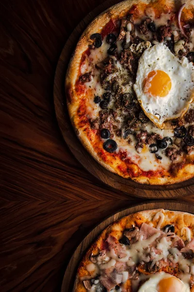 Blick Von Oben Auf Hausgemachte Pizza Mit Und Fleisch Käse — Stockfoto