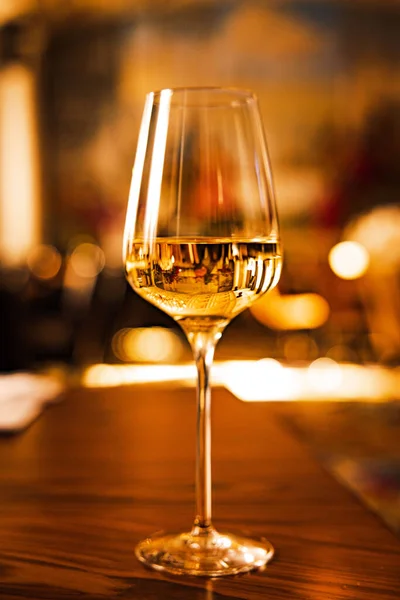 Gelas Anggur Dengan Refleksi Kamar — Stok Foto