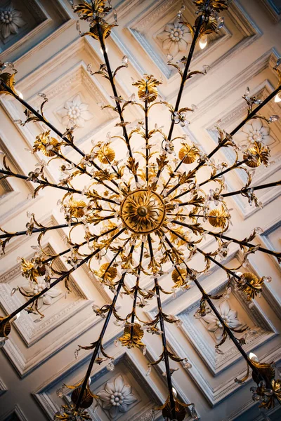 천장에 금박을 골동품 샹들리에의 — 스톡 사진