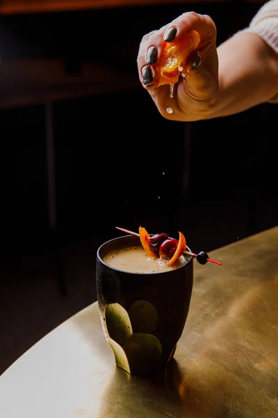 用橙子片和樱桃装饰在木制桌子上的咖啡新鲜鸡尾酒 — 图库照片