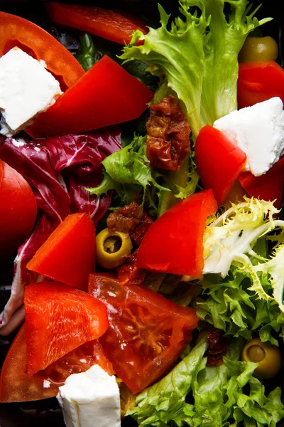 Closeup Tampilan Salad Segar Dengan Sayuran Dan Keju Kotak Makan — Stok Foto